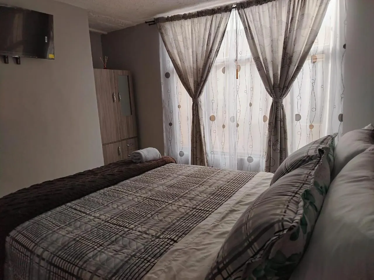 Dos Habitacion Independientes Con Bano Compartido Μπογκοτά Πανσιόν